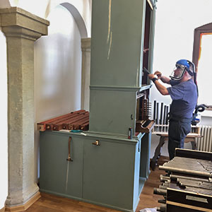 Decontaminieren einer Orgel mit den Orgelbauern Lutz Andreas und Christian Schremps