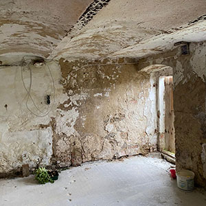 Freilegen und Sandstrahlen einer Gewölbedecke – vorher